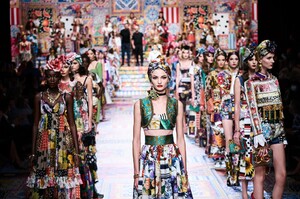 defile-dolce-amp-gabbana-printemps-ete-2021-milan-look-100.thumb.jpg.52e48b01758a60b46226c71302c905ee.jpg