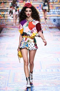 defile-dolce-amp-gabbana-printemps-ete-2021-milan-look-11.thumb.jpg.022a6eaddfefcf1d8050cbba02667b8c.jpg
