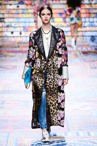 defile-dolce-amp-gabbana-printemps-ete-2021-milan-look-13.thumb.jpg.a8923bd62ae51f82e789e489b3a7cce4.jpg