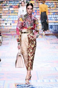 defile-dolce-amp-gabbana-printemps-ete-2021-milan-look-14.thumb.jpg.e3230eef6cc92c55c8b099a7f35de1d1.jpg