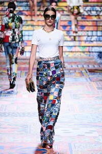 defile-dolce-amp-gabbana-printemps-ete-2021-milan-look-18.thumb.jpg.acc9a00264f39cd990a801d44f387005.jpg