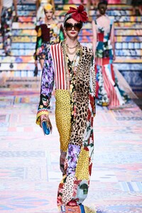 defile-dolce-amp-gabbana-printemps-ete-2021-milan-look-21.thumb.jpg.7bba712eda0b26521866c6eb3f9eab33.jpg