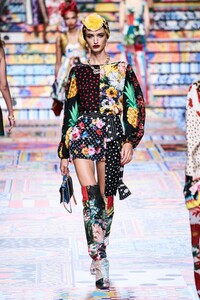 defile-dolce-amp-gabbana-printemps-ete-2021-milan-look-22.thumb.jpg.34a77620c720bbd6c1c98c76cbbf3d27.jpg