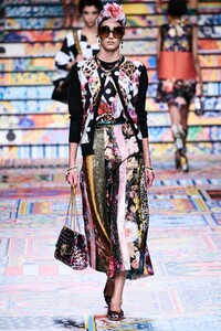 defile-dolce-amp-gabbana-printemps-ete-2021-milan-look-28.thumb.jpg.cc2408a693614be4a2acf6bc40a6d74c.jpg