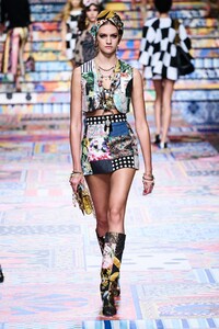 defile-dolce-amp-gabbana-printemps-ete-2021-milan-look-31.thumb.jpg.86460c337da4965fbf713cfcf29222db.jpg