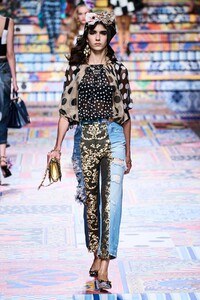 defile-dolce-amp-gabbana-printemps-ete-2021-milan-look-32.thumb.jpg.d0610ae0a689c68e970f36bd5ca1feec.jpg