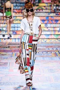 defile-dolce-amp-gabbana-printemps-ete-2021-milan-look-39.thumb.jpg.70e7f17a4aff714c6ad2170a5767e1c1.jpg