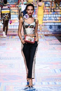 defile-dolce-amp-gabbana-printemps-ete-2021-milan-look-40.thumb.jpg.4158ebe1b0f1055fa31109cd2dcdef41.jpg