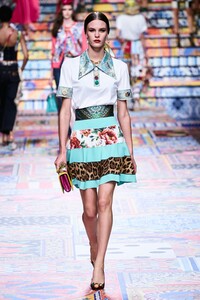 defile-dolce-amp-gabbana-printemps-ete-2021-milan-look-42.thumb.jpg.e0a48495ec5fb202ba42dabd51dceef2.jpg