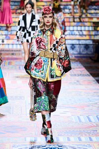 defile-dolce-amp-gabbana-printemps-ete-2021-milan-look-47.thumb.jpg.f9189ff427a728ad5009cad513221f36.jpg