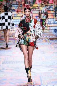 defile-dolce-amp-gabbana-printemps-ete-2021-milan-look-50.thumb.jpg.cc9b4a63de60a32da8f4481a43bee776.jpg