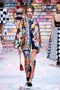 defile-dolce-amp-gabbana-printemps-ete-2021-milan-look-51.thumb.jpg.2e51642822b3ce15f884d929b75ac108.jpg