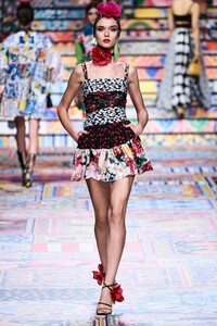 defile-dolce-amp-gabbana-printemps-ete-2021-milan-look-52.thumb.jpg.17104074d6282d47fcc45219db5b839c.jpg