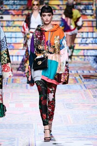 defile-dolce-amp-gabbana-printemps-ete-2021-milan-look-57.thumb.jpg.0bf199d0372620b3ff23f3885d1c2b0a.jpg