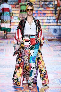 defile-dolce-amp-gabbana-printemps-ete-2021-milan-look-58.thumb.jpg.8f5dab6b48ddb9c3c849f312f6960fae.jpg