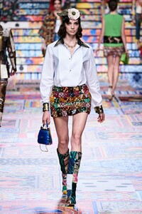 defile-dolce-amp-gabbana-printemps-ete-2021-milan-look-62.thumb.jpg.949a1160a24ef5f29de032215d66641c.jpg