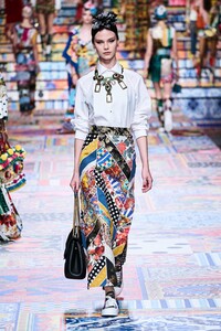 defile-dolce-amp-gabbana-printemps-ete-2021-milan-look-67.thumb.jpg.4cd74ad1cb4944a5ca4866dc2b0b6a0c.jpg