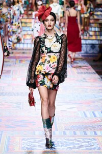 defile-dolce-amp-gabbana-printemps-ete-2021-milan-look-71.thumb.jpg.058ebd4be76e1f60e2ec903467cd5c5a.jpg