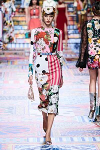 defile-dolce-amp-gabbana-printemps-ete-2021-milan-look-72.thumb.jpg.90c1ecb2d12645bae5332a7f9596ccc4.jpg