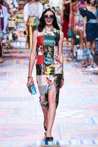 defile-dolce-amp-gabbana-printemps-ete-2021-milan-look-82.thumb.jpg.c684a141f72f6351e490263d5edde969.jpg