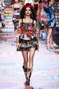 defile-dolce-amp-gabbana-printemps-ete-2021-milan-look-84.thumb.jpg.8c8887ac430df633c80830241779d6ef.jpg