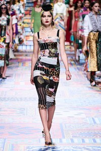 defile-dolce-amp-gabbana-printemps-ete-2021-milan-look-85.thumb.jpg.337860e0e2e03132f9089092602a2591.jpg