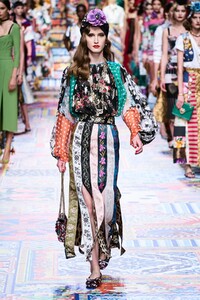 defile-dolce-amp-gabbana-printemps-ete-2021-milan-look-89.thumb.jpg.9b3bdcc307520220d0f602af73604d6d.jpg