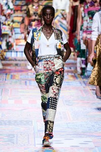 defile-dolce-amp-gabbana-printemps-ete-2021-milan-look-90.thumb.jpg.d6d657ef1a2036b29d658b34e65f5990.jpg