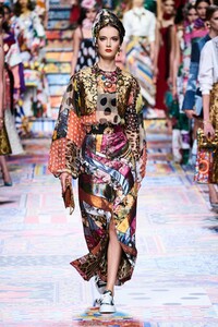 defile-dolce-amp-gabbana-printemps-ete-2021-milan-look-91.thumb.jpg.079bed0eb7a369f80a4d1822a9b1805a.jpg