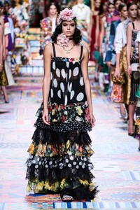 defile-dolce-amp-gabbana-printemps-ete-2021-milan-look-92.thumb.jpg.5ec8fb89ed39228bc35fe140dd00eb89.jpg