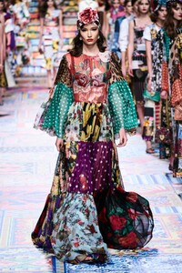 defile-dolce-amp-gabbana-printemps-ete-2021-milan-look-94.thumb.jpg.cd19e6f989587962655eb7ad2de6c89a.jpg