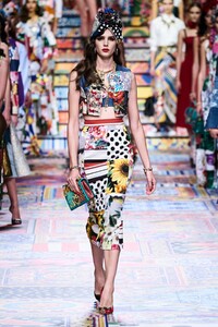 defile-dolce-amp-gabbana-printemps-ete-2021-milan-look-95.thumb.jpg.7f2483162021171cb9607b8725145eeb.jpg