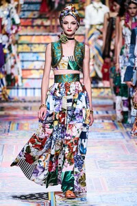 defile-dolce-amp-gabbana-printemps-ete-2021-milan-look-98.thumb.jpg.4665cfb055a0a71c8ebcff240deeb3bf.jpg