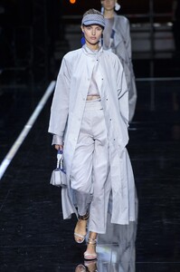 defile-emporio-armani-printemps-ete-2019-milan-look-76.thumb.jpg.14fdfb97f8907836c6eea11e5f246d6a.jpg