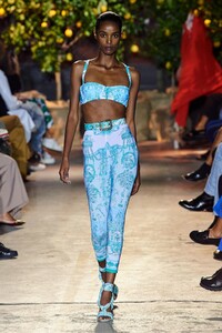 defile-etro-printemps-ete-2021-milan-look-21.thumb.jpg.d34eca2774b1703abe2f3ebf6cf698b1.jpg