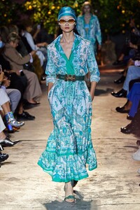 defile-etro-printemps-ete-2021-milan-look-23.thumb.jpg.5e66cf539ca70c4c6c78d197cb21c09c.jpg