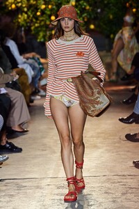 defile-etro-printemps-ete-2021-milan-look-26.thumb.jpg.b40c4daee97435978240d1e8fb02de75.jpg