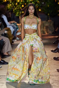 defile-etro-printemps-ete-2021-milan-look-27.thumb.jpg.cf6cb194777fe127c16c3840c534d488.jpg