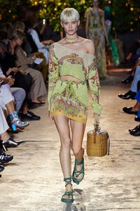 defile-etro-printemps-ete-2021-milan-look-28.thumb.jpg.ef9f76077e51361bea1592d817ad864a.jpg