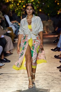 defile-etro-printemps-ete-2021-milan-look-32.thumb.jpg.b4f526ee1e4646f73453a059018202a8.jpg