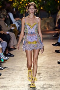 defile-etro-printemps-ete-2021-milan-look-35.thumb.jpg.0be63fa79d2632f4f3e85c04b656b4ab.jpg