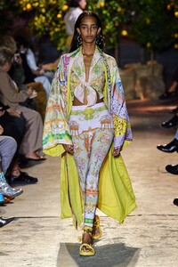 defile-etro-printemps-ete-2021-milan-look-39.thumb.jpg.9341a3a8c10e94e55ff19de77aa218b9.jpg