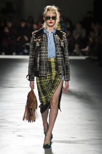 defile-n21-automne-hiver-2018-2019-milan-look-10.thumb.jpg.91b0a4f49d583b580adc3a9f5425f461.jpg