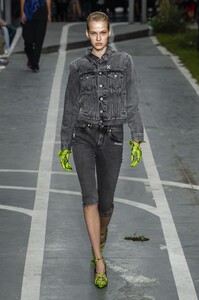 defile-off-white-printemps-ete-2019-paris-look-41.thumb.jpg.e43ebcf088fc51a4262c64f63dac48b5.jpg