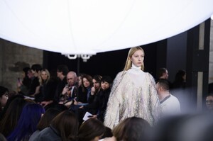 defile-ports-1961-automne-hiver-2018-2019-londres-look-34.thumb.jpg.6d78b62ae592434d4271da693a078046.jpg