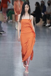 defile-sportmax-printemps-ete-2021-milan-look-14.thumb.jpg.1accdcf8ce30e6317b03c3370a995458.jpg