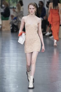 defile-sportmax-printemps-ete-2021-milan-look-16.thumb.jpg.3beac223cd8a72b858b451bc49468d80.jpg