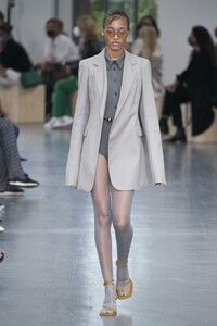 defile-sportmax-printemps-ete-2021-milan-look-19.thumb.jpg.967a0078003545f284c533d709995824.jpg
