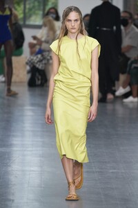 defile-sportmax-printemps-ete-2021-milan-look-24.thumb.jpg.10272a40b149eb726df0df29e9f24dd4.jpg