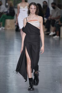 defile-sportmax-printemps-ete-2021-milan-look-37.thumb.jpg.963e8717a32e9bd5ec4a4ee44b0c3c5d.jpg